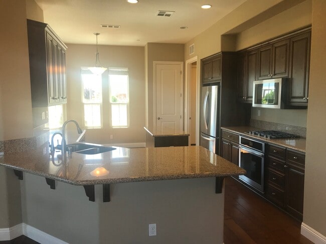 Building Photo - Charming 2 Bed 2 Bath - Trilogy at The Vineyards