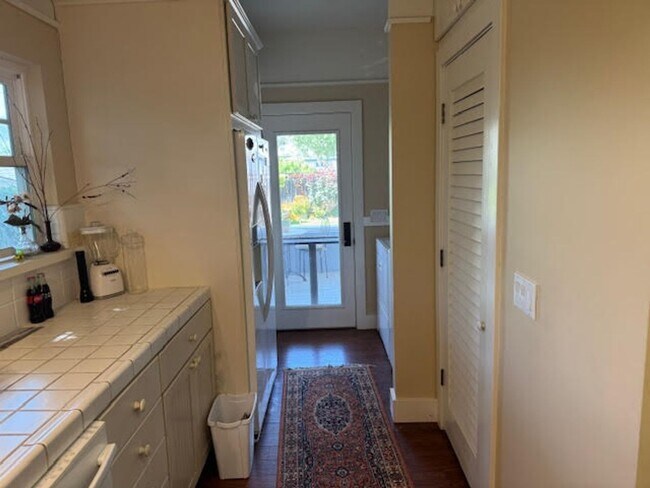 Building Photo - 2 bedrooms 2 bath