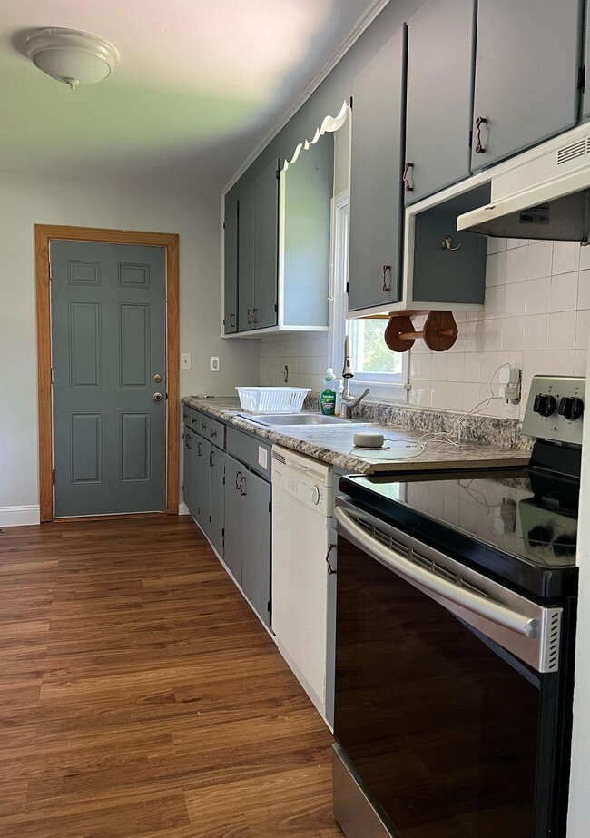 Building Photo - 413 10th St Terrace