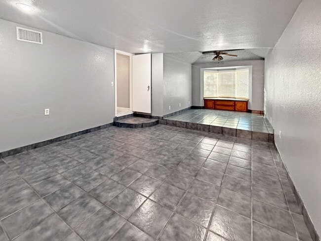 Building Photo - 910 W Taylor Ave