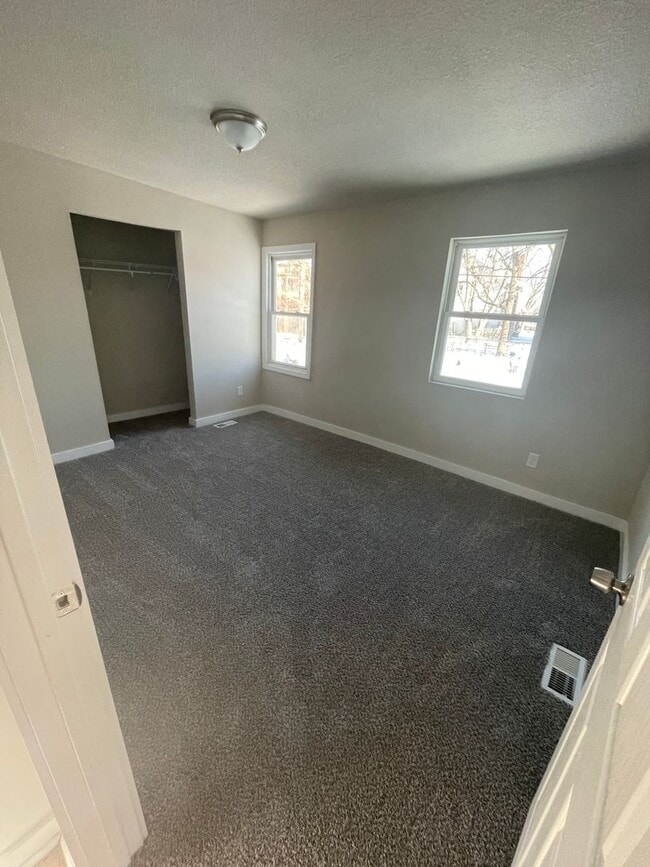 Building Photo - Fully Remodeled 4 Bedroom 2.5 Bathroom