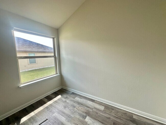 Building Photo - 3 Bed 2 Bath in Kyle Tx