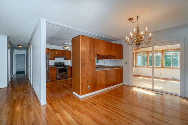 Building Photo - 493 Kings Creek Rd