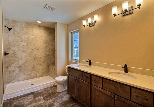 Building Photo - Exquisite 2- Bedroom Home with Modern Eleg...