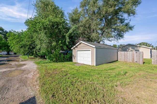 Building Photo - Cute Two Bedroom Home