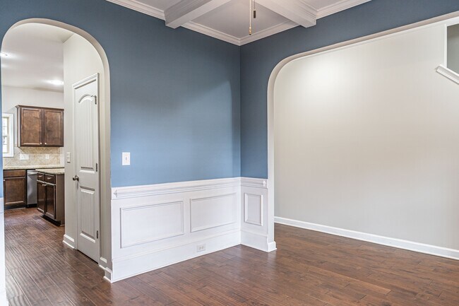 Building Photo - 135 Almond Dr