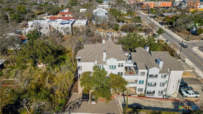 Building Photo - 1005 N LBJ Dr