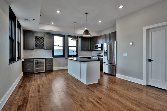 Building Photo - 107 Chestnut St E