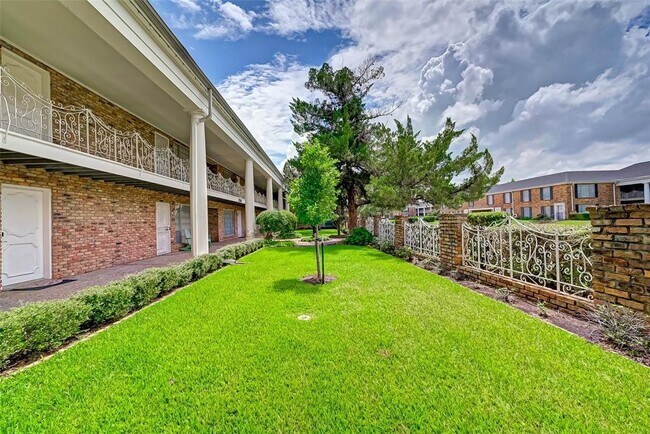 Building Photo - 2201 Fountain View Dr