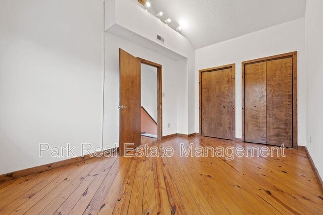 Building Photo - 205 W Poplar Ave