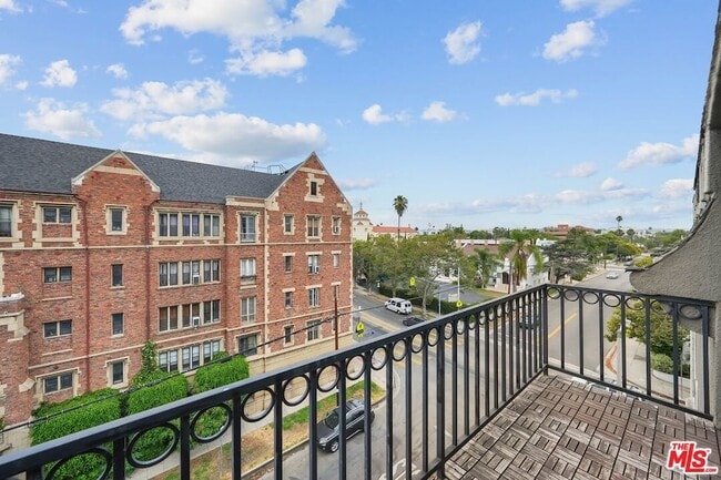 Building Photo - 585 N Rossmore Ave