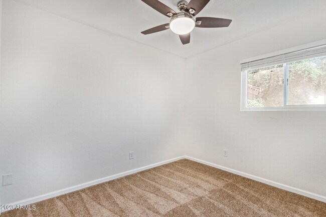 Building Photo - 1337 E Northshore Dr
