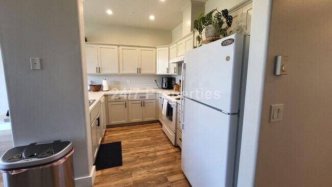 Building Photo - *Half Off First Month!* Stylish and Modern...