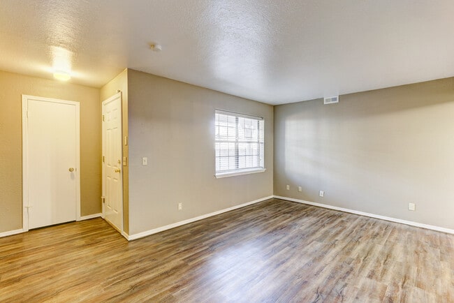 Building Photo - Cozy 1-Bedroom Condo with Modern Amenities...