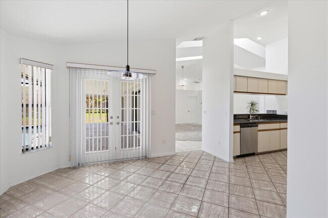 Building Photo - 1902 SE Gaskins Cir