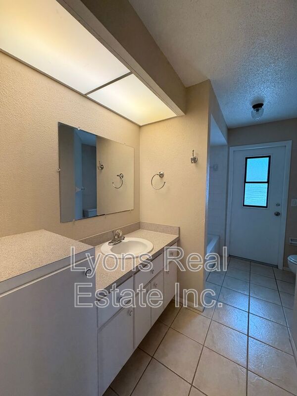 Building Photo - 25043 Palisade Rd