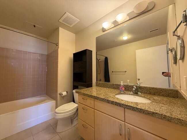 Building Photo - Downtown Condo in the Heart of San Diego!