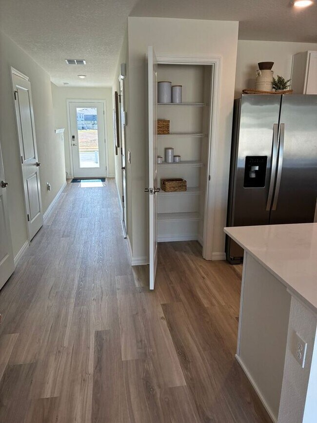 Building Photo - 3 Bedroom, 2.5 Bath Townhome