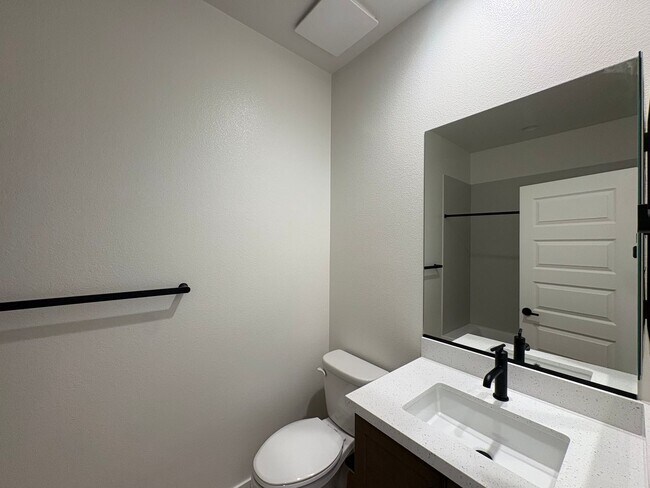 Building Photo - Modern 3BD/3BA in San Marcos