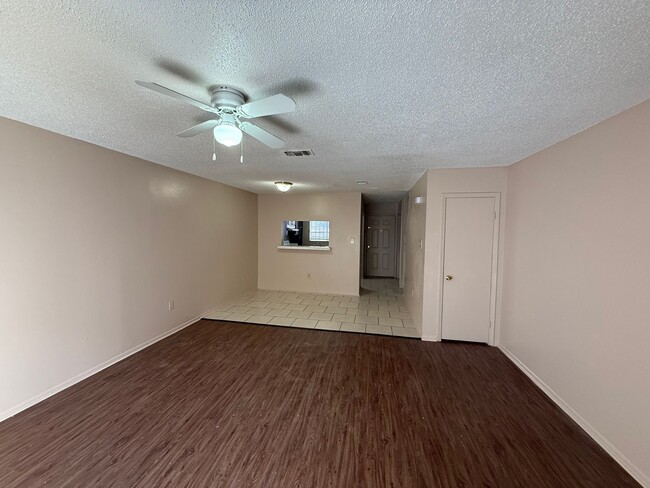 Building Photo - 2 bedroom 2 bath town home in a gated comm...