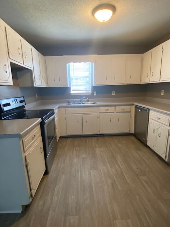 Building Photo - Like New & Move in Ready