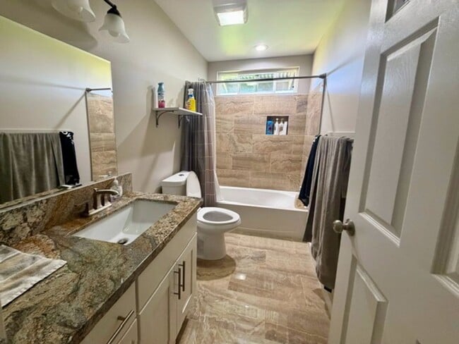 Building Photo - Beautiful & spacious 3 bedroom, 2 bathroom home in Ainaloa Subdivision.