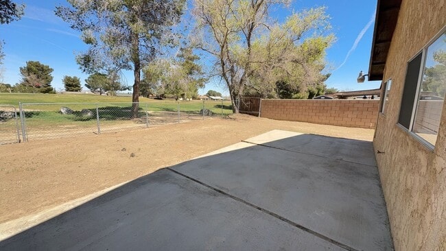 Building Photo - 3 BEDROOM VICTORVILLE HOME