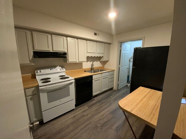 Building Photo - 2 Bedroom Apartment
