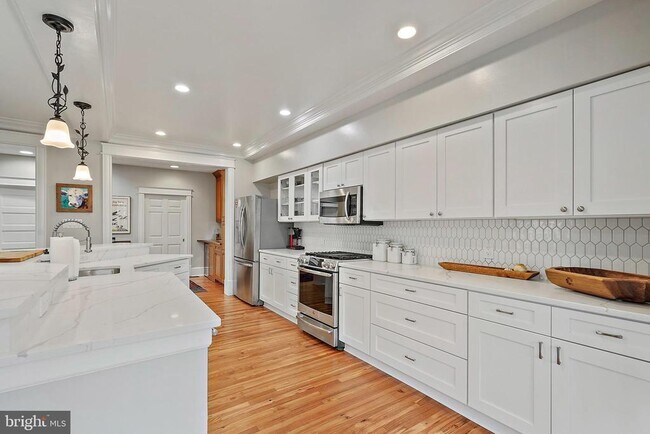 Building Photo - 1503 Russell Rd