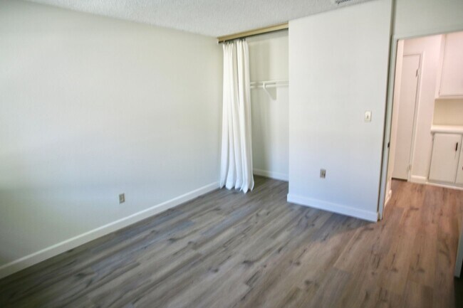 Building Photo - 3br, 2ba in a Great Family Neighborhood Av...