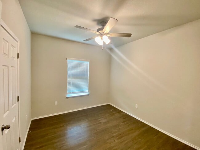 Building Photo - Luxury duplex in Seguin!