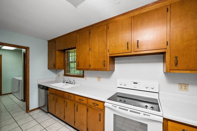 Building Photo - 18050 Steele Dr