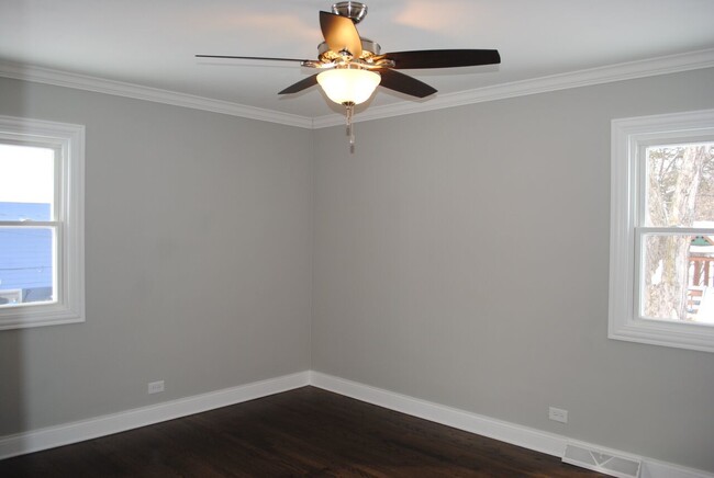 Building Photo - 39 Elmwood Dr