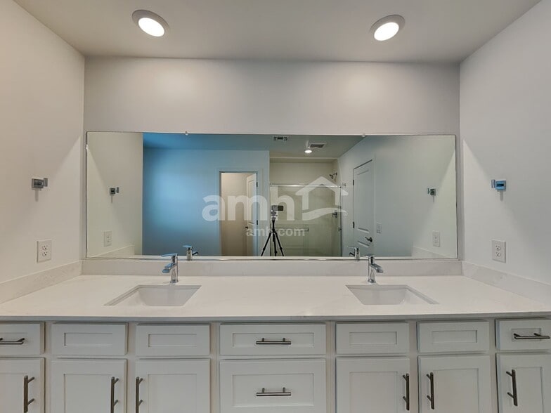 Building Photo - 6216 W Calle Lingo