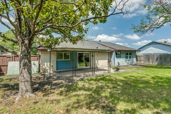 Building Photo - 4825 Cloverdale Ln
