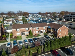 Building Photo - Colonia Gardens