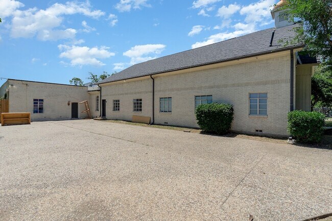 Building Photo - 2602 Kings Rd