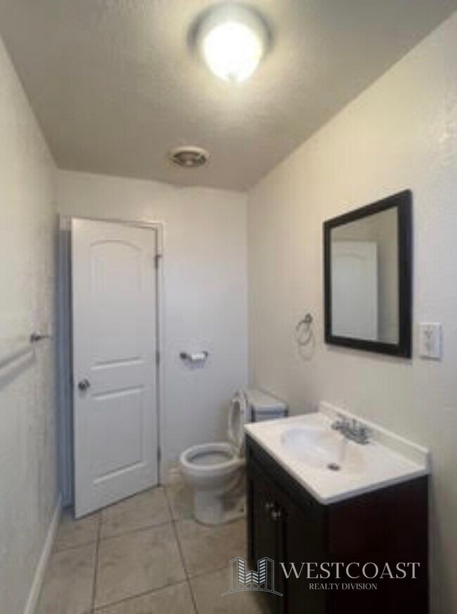 Building Photo - 1041 W Reeve St