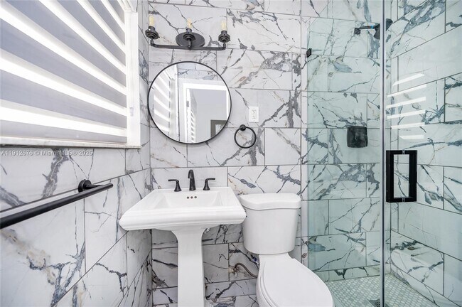 Building Photo - 1706 S Le Jeune Rd