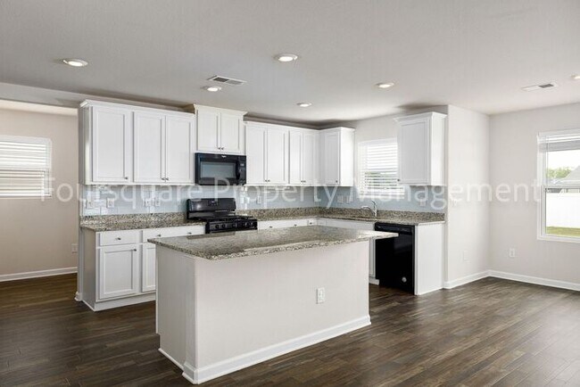 Building Photo - Spacious 3-Bed Home with Loft, Modern Kitc...