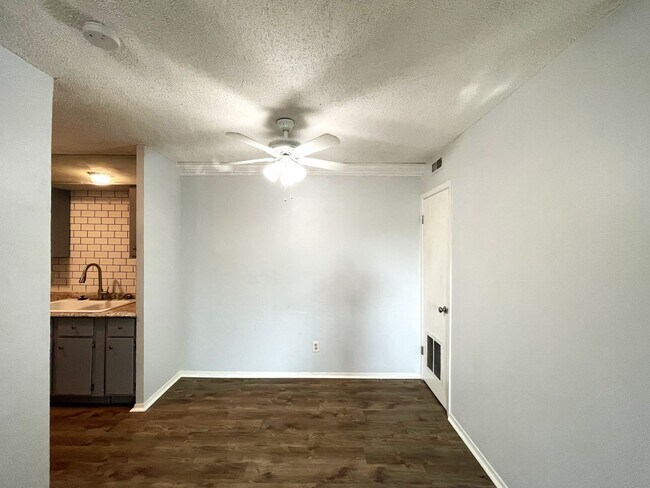 Building Photo - 1 Bedroom Condo In Cedar Lakes Estates!! H...