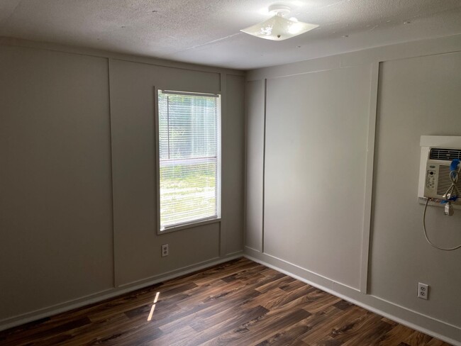 Building Photo - 2 Bed, 1 Bath newly renovated mobile home in park- Pet friendly!