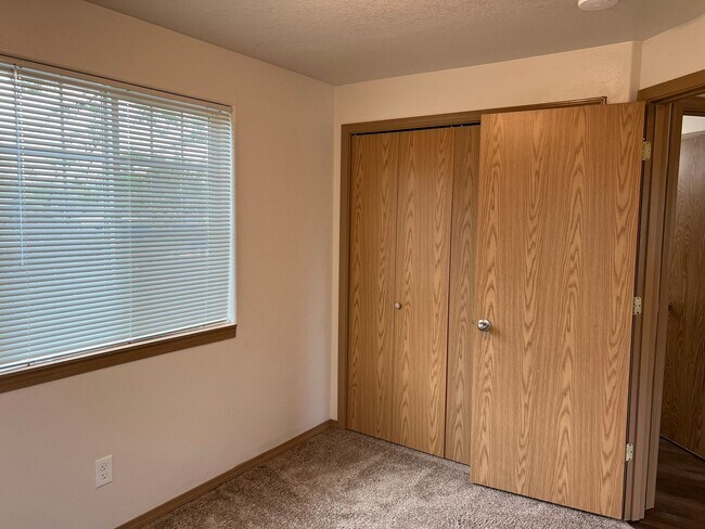 Building Photo - 3Bd/1.5Ba Two Story House - Available to View!