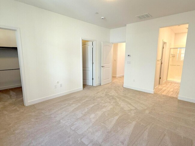 Building Photo - NEW PRICE ! Modern & Luxurious Ryan Terrac...