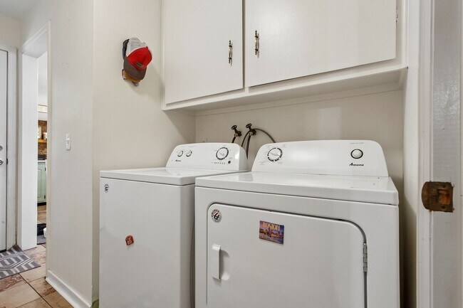Building Photo - 3 bed + 3 bath / Ranch with Full Finished Basement!