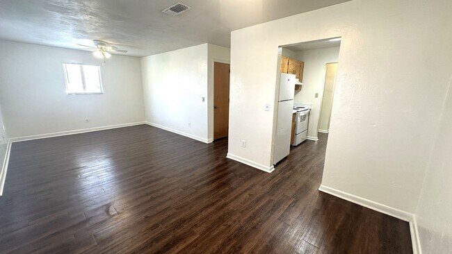 Building Photo - 303 S Lipona Rd