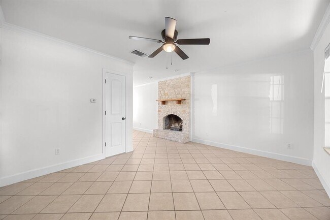 Building Photo - 204 Northwest Dr
