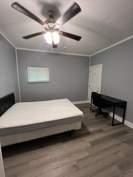 Building Photo - 215 Cherry St