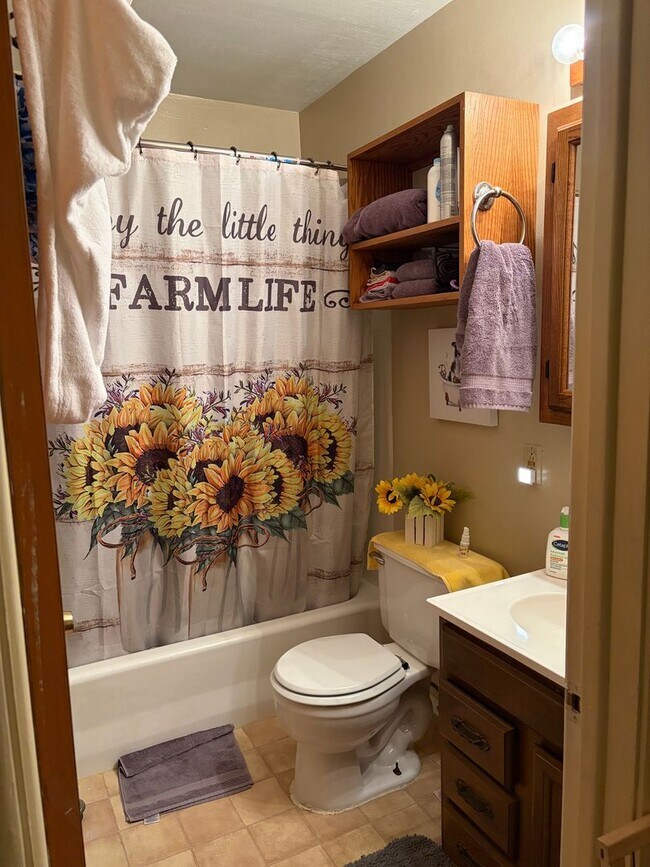 Building Photo - Charming Two-bedroom house