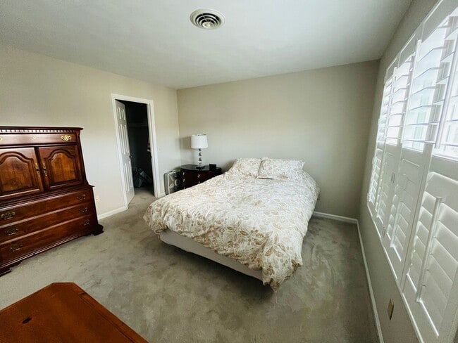 Building Photo - 1018 Chateau Ct N E